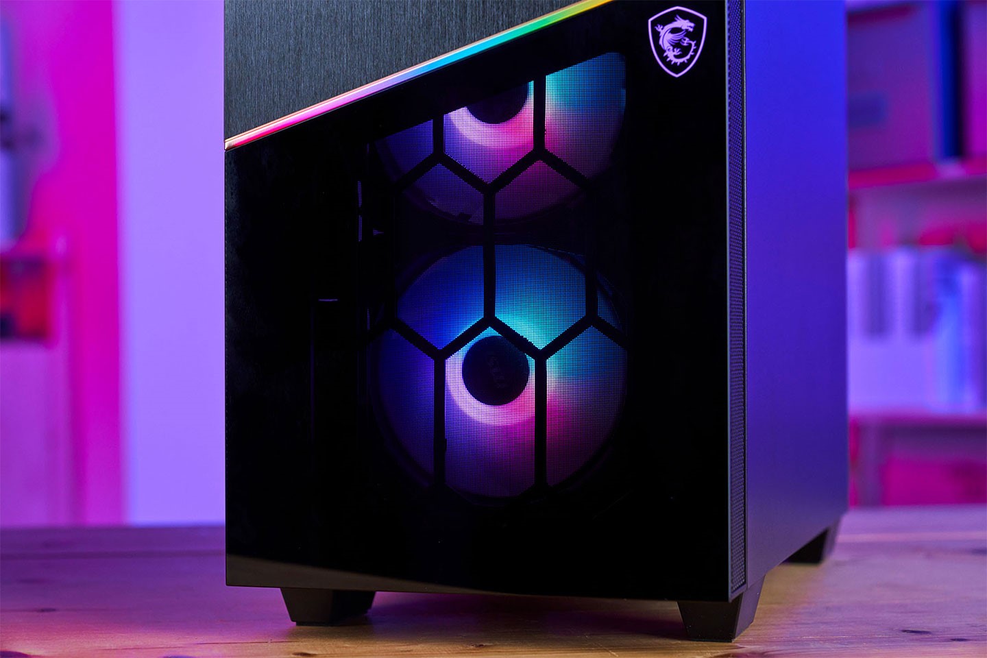 機身正面採用雙材質設計，下半部的網孔可顯露出系統風扇的 RGB 燈效。