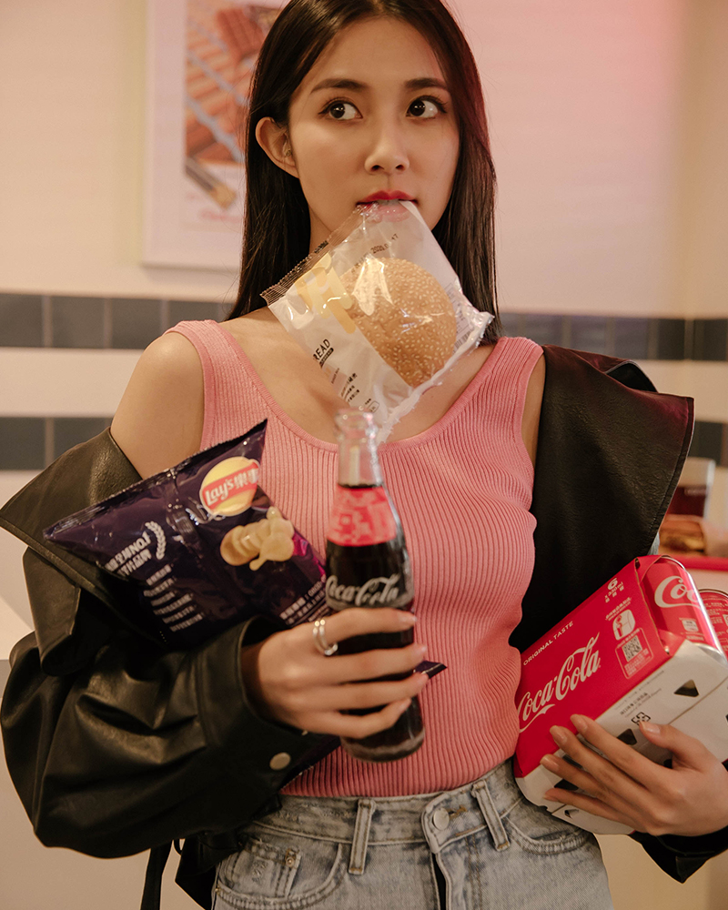 後美背/針織商品長度/適中商品版型/合身商品厚薄/適中商品彈性/佳*此款材質特性，不宜使用衣架吊掛，建議平放 / 避免摩擦 *此款材質吸濕性較一般材質大，故洗滌後些微縮水屬正常現象。*請避免手錶、飾品