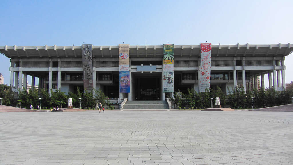 高雄市文化中心成立於民國70年，沉穩洗練的灰白色調建築，讓文化中心更多了份迷人的優雅氣息。(圖片提供/高雄市政府觀光行銷科)