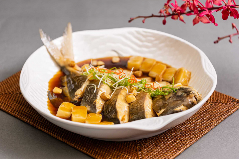 國賓中餐廳主廚推薦推出「十味鮮」_家燒白鯧年糕（圖／國賓中餐廳提供）