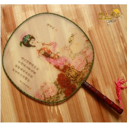 【品名】：大號宮廷款團扇真絲舞蹈團扇 【尺寸】：扇面直徑為23.5CM左右.扇柄為13CM,共計長度為36.5CM左右 材質:真絲+木質 使用範圍：舞蹈團隊舞蹈節日舞蹈彩排廣場舞等均可 條 碼4350