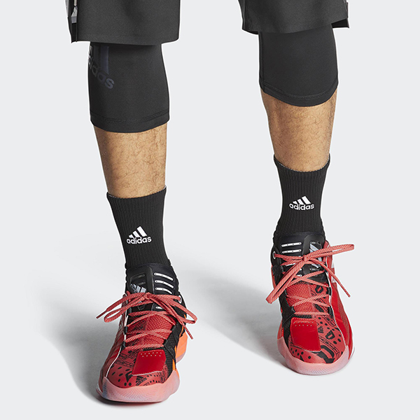 速度和穩定是里拉德（Damian Lillard）與眾不同的招牌球技。全新版本的 Dame 專屬籃球鞋以支撐力做為主打，適應他的打球風格。前足具有超輕量避震材質，可在場上輕鬆移動。抓地力十足的大底有助