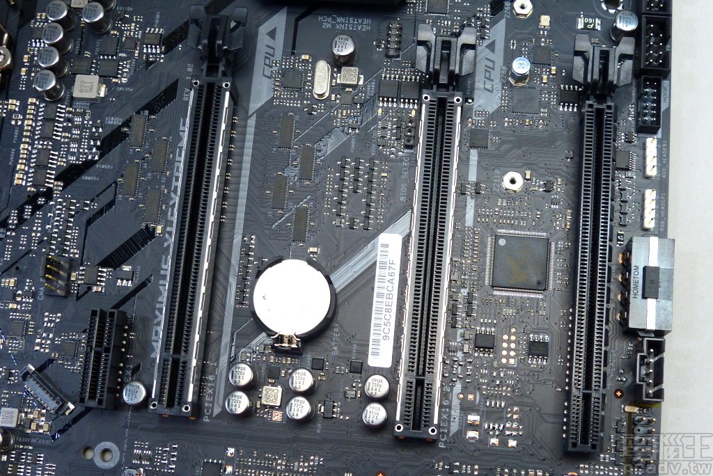 PCIe 介面卡插槽共安排 4 條，具備金屬抗拉扯結構的 PCIe x16 插槽連接至處理器，下方 PCIe x16 插槽實為 PCIe 3.0 x4 通道，若使用 SATA6G_56 連接埠，則降為 PCIe 3.0 x2