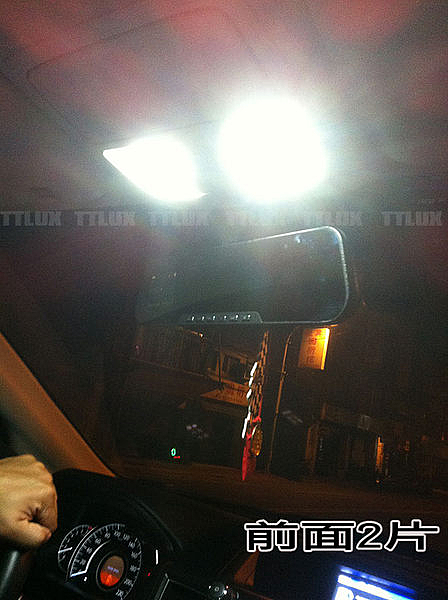 針對SUPER CRV 開發的室內燈板，讓整台車內亮度一拜，找東西、看書、看電視才不會近視