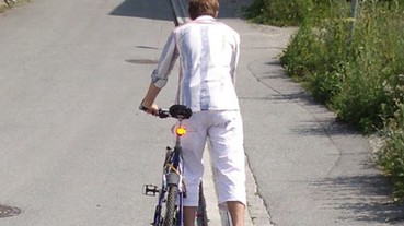 世界上第一個自行車扶梯 討厭上坡的人都感動的說不出話啦...