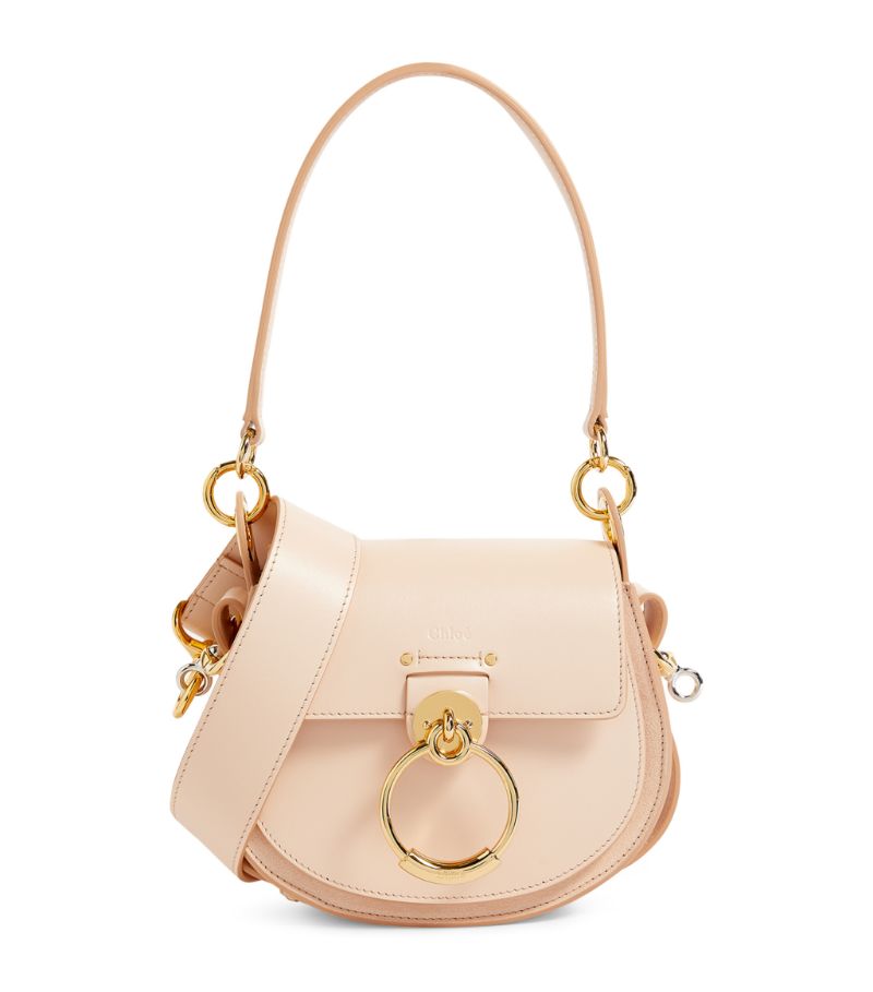 Rooted in the Parisian Maison's bohemian DNA, the Chloé Tess bag showcases an elegantly curved saddl