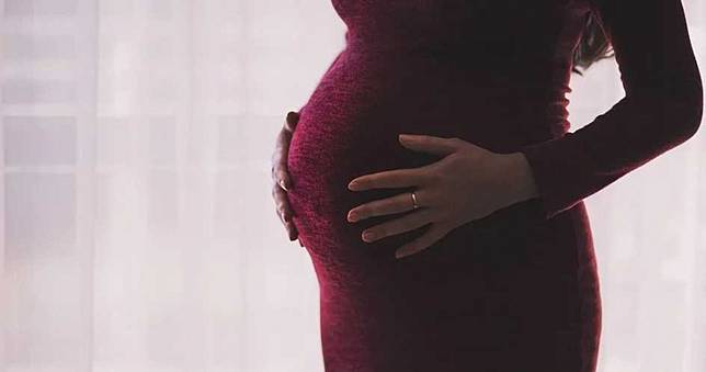 孕婦散步到一半！小孩突從「雙腿間滑出」猛烈撞地　媽媽嚇傻