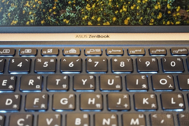 Asus ZenBook 14 UX433FN 評測：全球最小 14 吋筆電，螢幕占比 92%、觸控板變數字鍵