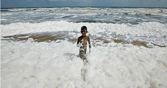 印度海灘佈「浪漫白色泡沫」遊客猛拍　專家曝：全是有毒物質