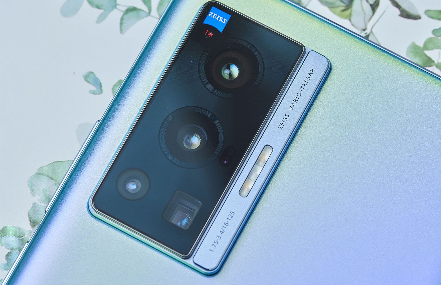 與蔡司共同研發的主相機系統由四顆鏡頭組成，包括最頂部的 5000 萬畫素廣角主鏡、中間的 1200 萬畫素人像鏡、以及下排左方的 1200 萬畫素超廣角鏡與下排右方的 800 萬畫素潛望式長焦鏡頭，焦段組成非常全面。