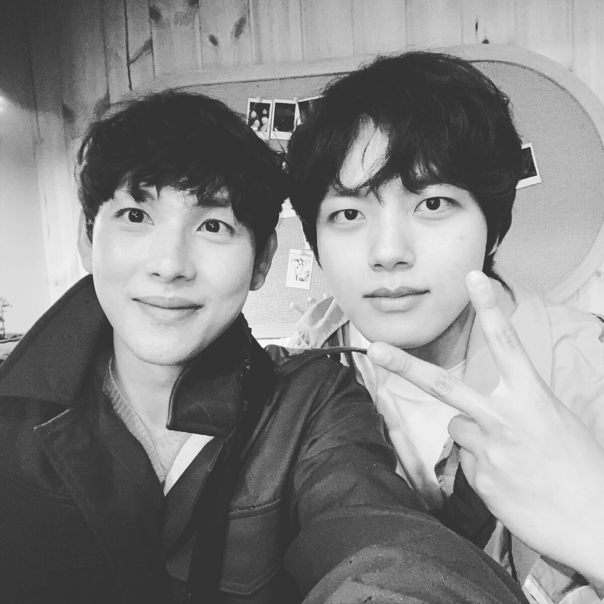 韓劇男神「拍照方法」！玄彬「紮馬步」幫孫藝珍拍照，李準基很俏皮，李棟旭自拍好頭痛