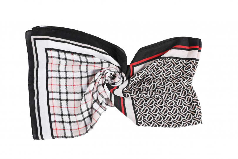 BURBERRY 絲巾／約18,000元。（圖／戴世平攝）