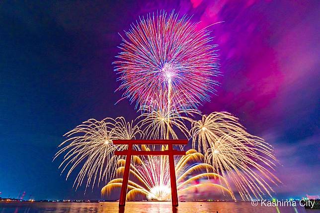 穿過鳥居 再往神明上空看煙花 茨城縣的海上花火大會 是日日本 Line Today