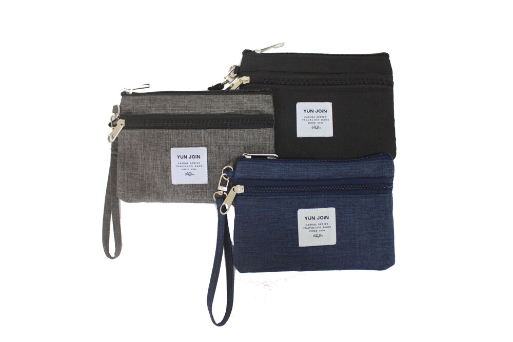 感謝各位蒞臨 YUJI 本商店絕對 100％ 公司現貨供應且商品一律附上發票 合法登記營業之店家，安全品質有保障。 【產品介紹】 材質：布 結構：手拿包 顏色：藍、灰、黑色 適合旅行、外出隨身使用。可