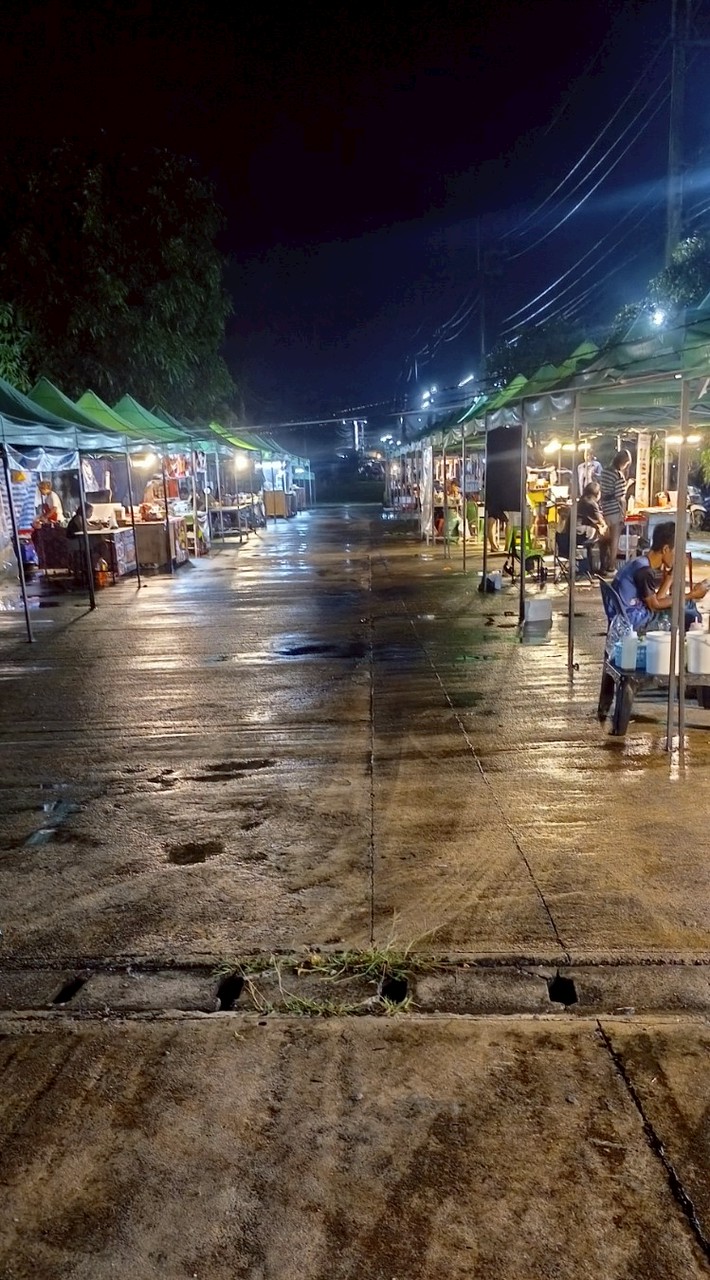 ตลาดเปิดท้ายเอื้ออาทร Night Market