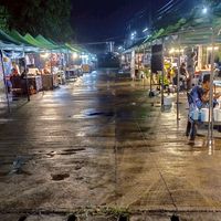 ตลาดเปิดท้ายเอื้ออาทร Night Market