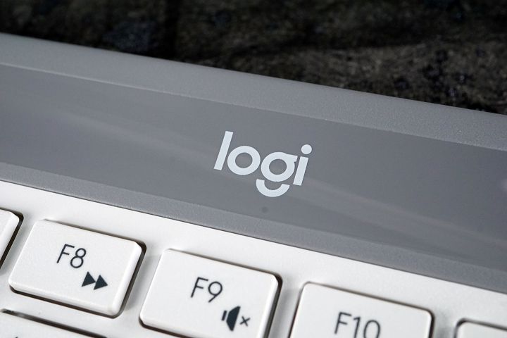 電池上蓋則印有羅技的標誌。