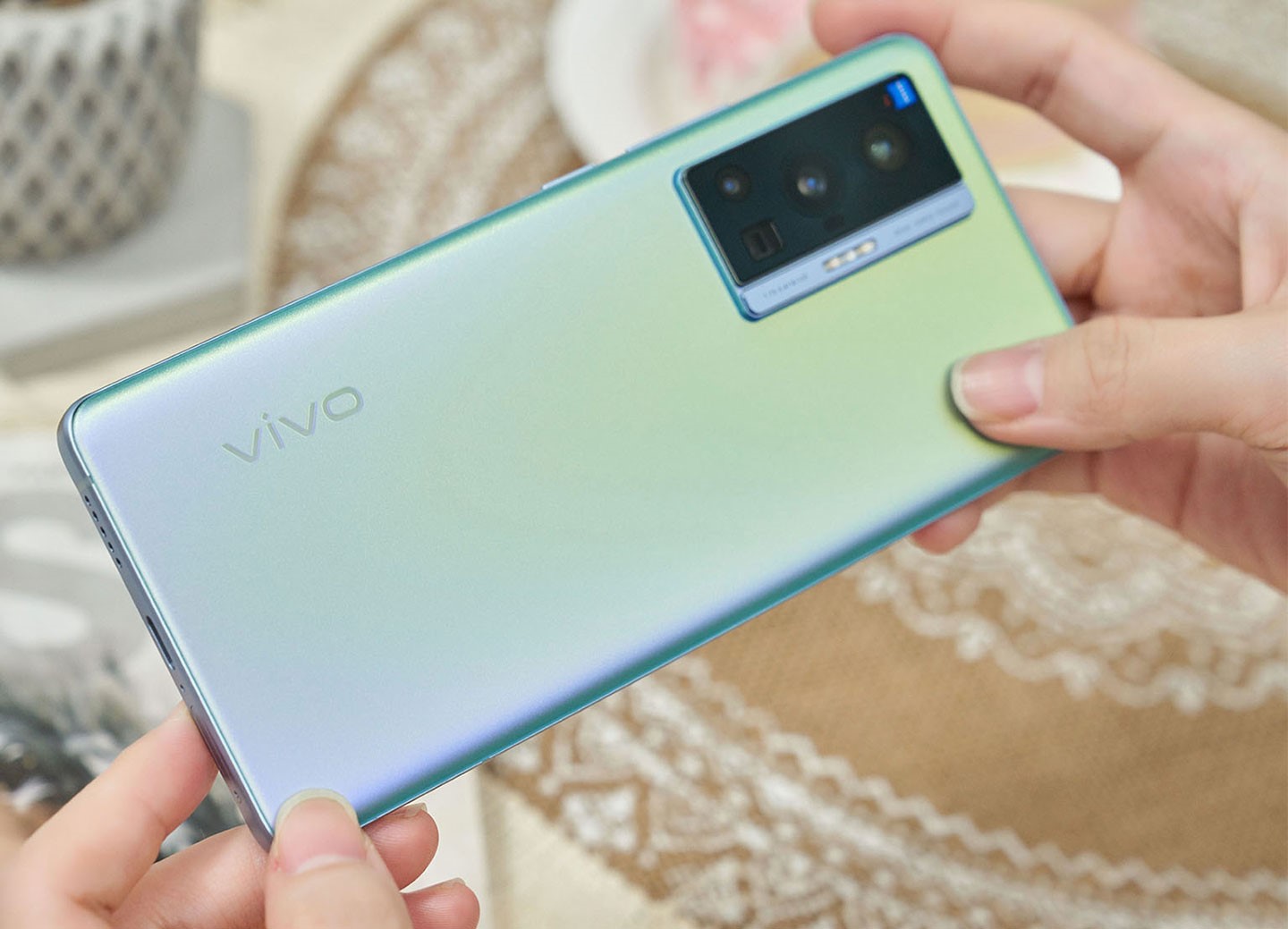 X70 系列的 AG 磨砂處理除了優異的手感，也能有效減少指紋的沾染。