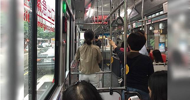 混帳！雙狼載高職妹竟載出邪念  校車裡就硬上