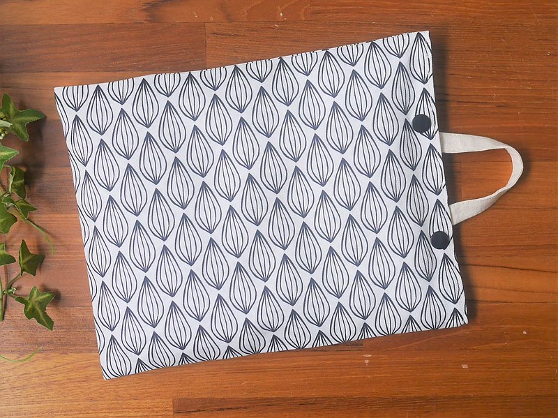 以胚布製作袋身，加入台灣生產的紅豆作為內芯， 當紅豆經過加熱後，飄散出濃濃的紅豆香氣， 不僅溫暖了身體，紅豆香味似乎也為心靈帶來了療癒感。 *因內含植物種子，故無法寄送台灣以外之國家