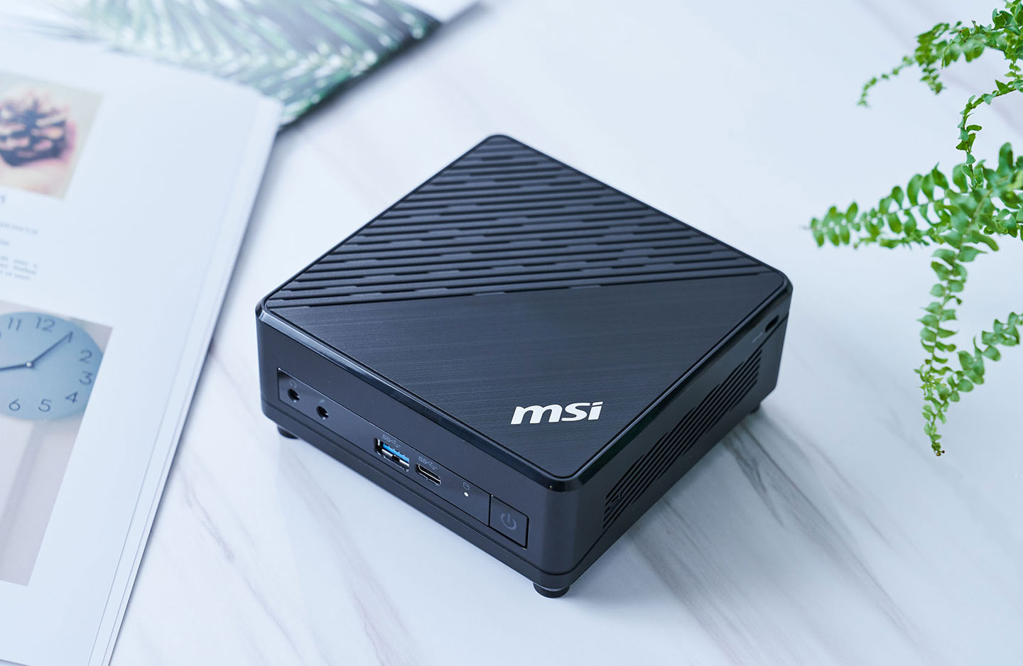 MSI Cubi 5 的外觀為方型設計，機身塗裝則為低調沉穩的黑色調。
