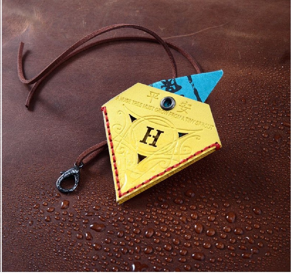 汽車皮革芳香吊飾 (可當平安福袋)~ 款式:鑽石-紅,鑽石-黃,鑽石-黑,方形-紅,方形-黃,方形-黑 產品重量: :約0.1kg/個 尺寸: 鑽石款-7cm*6.5cm ,方形款-5*6 CM (手