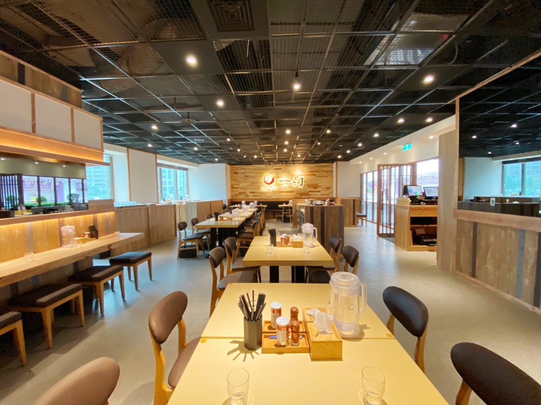 「一幻拉麵X胡同居酒屋」以日系木質風，打造出寬敞明亮空間，共50席座位