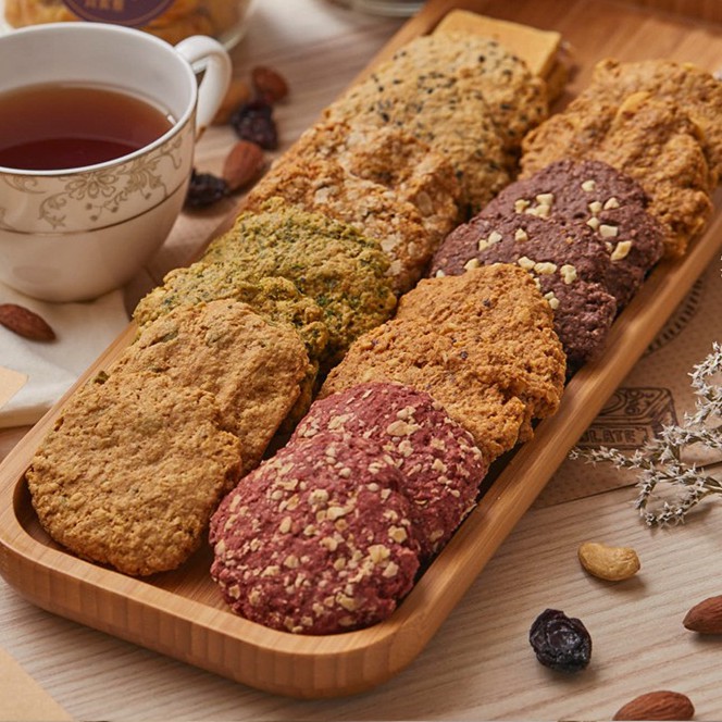 五行養身麥餅 五穀雜糧餅 堅果燕麥酥 小麥胚芽餅 芝麻燕麥酥 巧克力酥 紅麴燕麥酥 香蔥燕麥酥 以上八種暢銷的養身燕麥酥餅，以各種天然堅果，穀類，果乾等健康食材製作而成，低糖少油無負擔，讓您吃的安心又