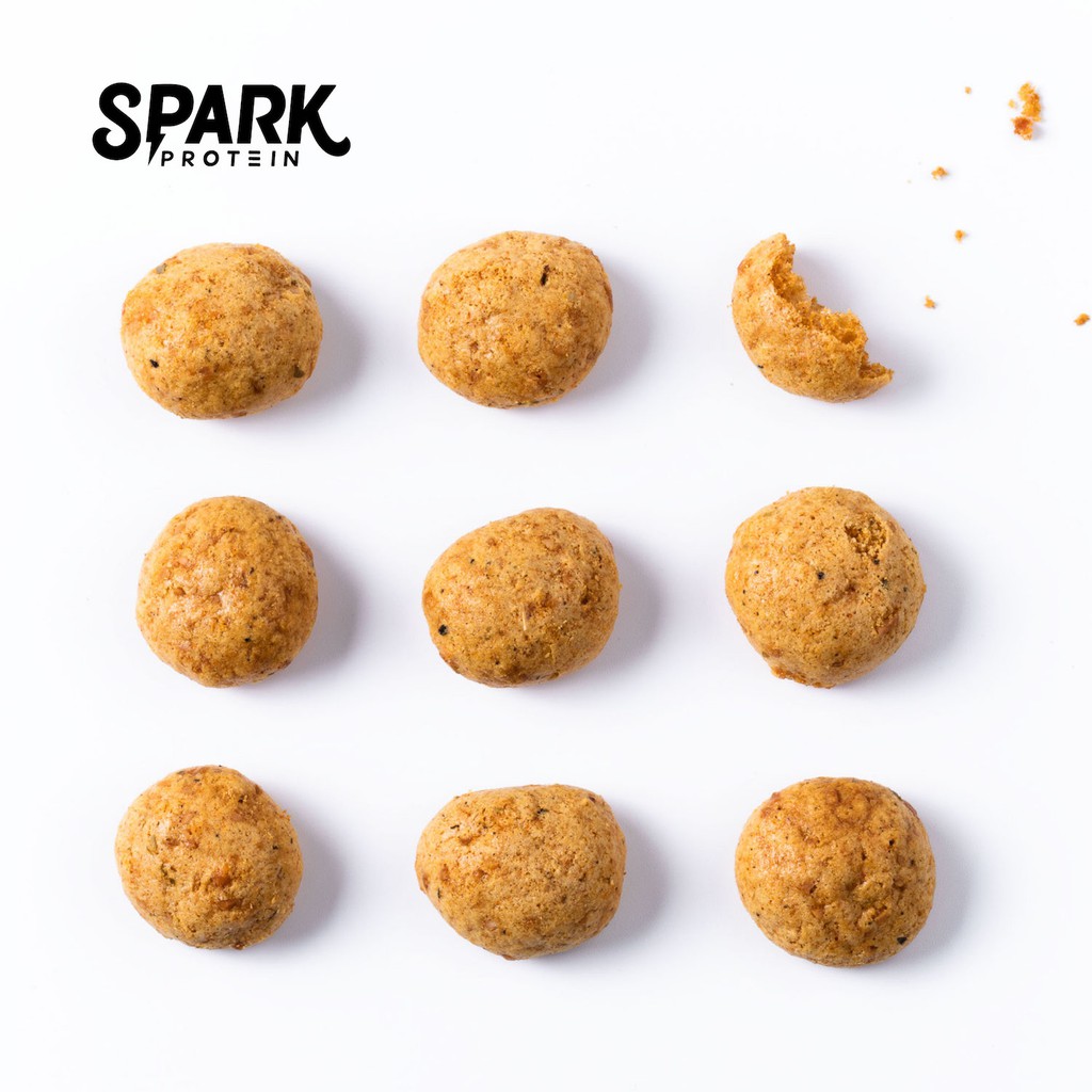 忙碌了一整天才發現沒吃營養的東西？ Spark Crisps 使用無麵粉工法， 100%烘烤非油炸！ 少了精緻澱粉負擔，多了優質蛋白營養，搭配新鮮帕瑪森起司搭上義式香料，入口濃郁香辣爽快。 一包就能吃
