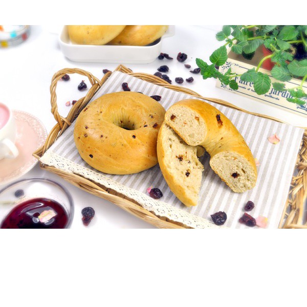 商品特色 愛家貝果系列經獨特水煮製程，不僅口感柔嫩，表面更為光滑，含水量高，可說是貝果中的極品。 貝果的低脂、低膽固醇、低發酵開始受到營養學家的青睞，愛家養生麵包更將珍愛地球的理念發揮至極致， 無蛋、