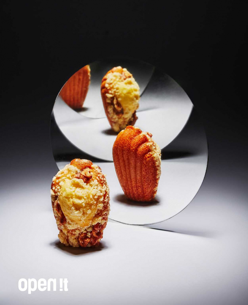 open it. 在中秋節也同步推出，以「宇宙萬物，秋季豐收」為題材帶入瑪德蓮之中，發展出「金柚核菓」、「蜜蘋肉桂」、「山崎布朗」新品。