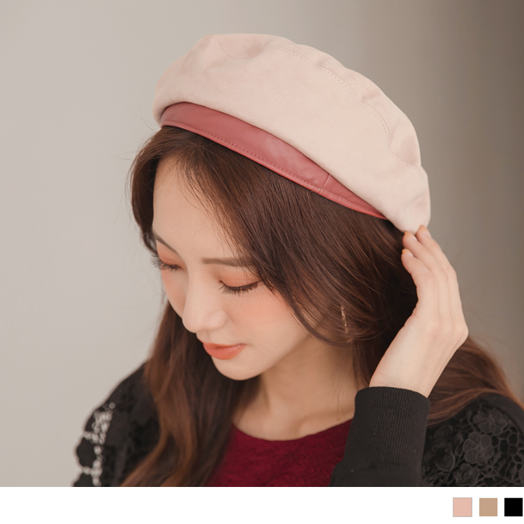 選用麂皮絨，絨面觸感細緻，舒適柔滑<br />純色簡約設計，在細節處帽檐選用皮面拼接，<br />提升整體質感，打造出屬於冬季的時髦氣息~<br />簡單讓你成為萬眾矚目的焦點。<br />此款3色可調節帽圍貝蕾帽，適合韓風穿搭、戶外休閒穿搭唷~<br /><br />**************<br /><br />小提醒：<br />※帽圍可調節<br />※貝蕾帽高約：9.5cm、頭圍直徑約：28.5cm<br />*手工測量為正負1-2cm誤差值是正常的唷 ~