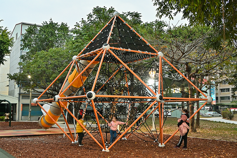 岡山和平公園山訓自然遊戲場以岡山特產蜂蜜為設計概念，金字塔攀爬網形狀如蜂巢，攀爬過程培養孩子的思考組織能力。(攝影/Carter)