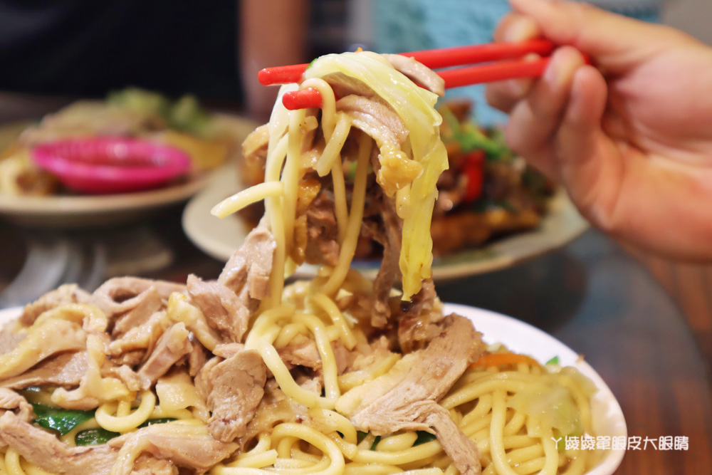 新竹美食推薦廟口鴨香飯！城隍廟口人氣美食小吃，必吃炒鴨血、炸餛飩、炒三杯鴨肉