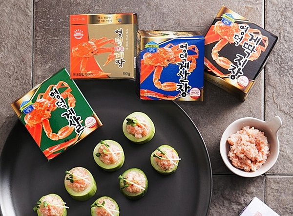 即時蟹膏 輕鬆方便 光配飯就超美味n蟹膏跟海苔芝麻揉成小飯糰 n孩子們把飯通通吃得一乾二淨