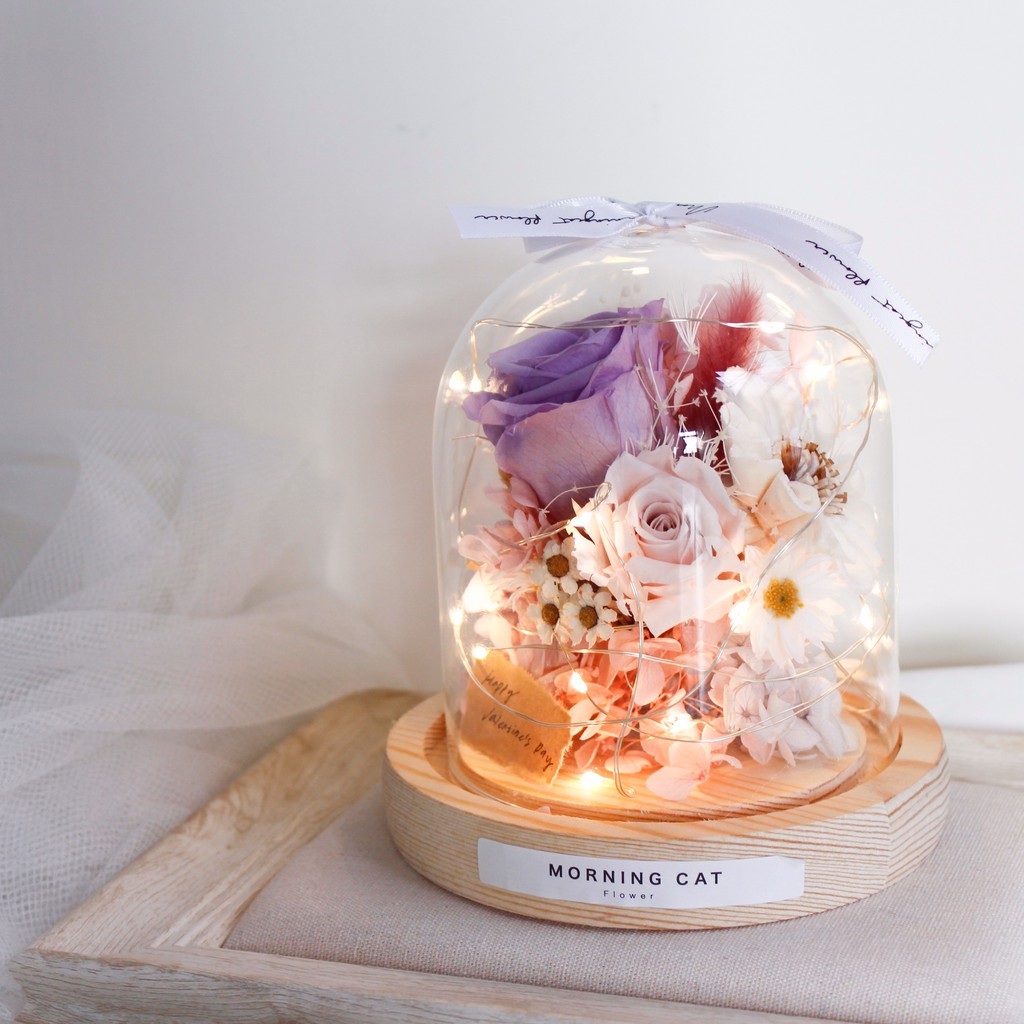 商品描述玻璃盅中提供morningcat經典的黑色小卡提供代寫任何你想傳遞的文字:)如無備註會使用 best wish 唷！/ 使用材料 /花材 : 永生玫瑰/索拉花/永生繡球底座 : 實木上罩 : 透明玻璃尺寸 : 底座直徑11.5 cm，高度約17 cm附4號電池3顆，無須插座/ 保存方式 / 避免陽光直射與潮濕，維持良好狀態約可保存數月至數年，但仍會隨時間有退色現象實屬正常若隨時間沾染灰塵，可使用吹風機最低強度吹去。/ 注意事項 / 花材若遇缺貨，會為您設計搭配相似色系與風格的花材以上商品為手工製作尺寸略有誤差，以實際商品為主使用電器請安全使用並留意孩童，如使用不當造成損害，本商場概不付任何責任#永生花#永生花夜燈#永生花束#玻璃罩#生日禮物 #交換禮物 #聖誕節 #聖誕禮物 #情人節禮物 #臺北花店 #乾燥花 #客製化