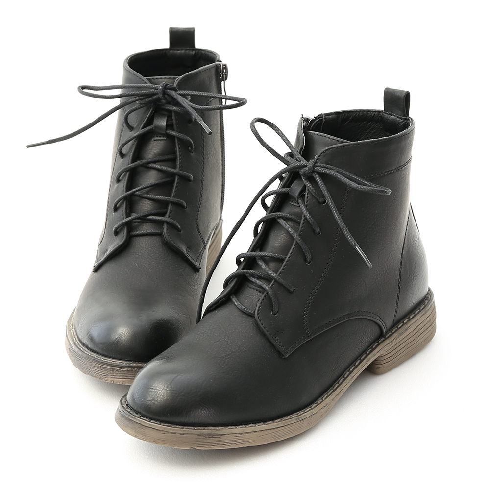 以中性風為主軸的軍風短靴 綁帶造型強化了街頭風個性元素 鞋頭特別用做拋光處理~ 看起來像是歷經多年使用 洗鍊出一種仿舊感的復古漸層色澤 貼心的側拉鍊設計，穿脫更省時方便 增厚的橡膠鞋底，提升穿著的穩定