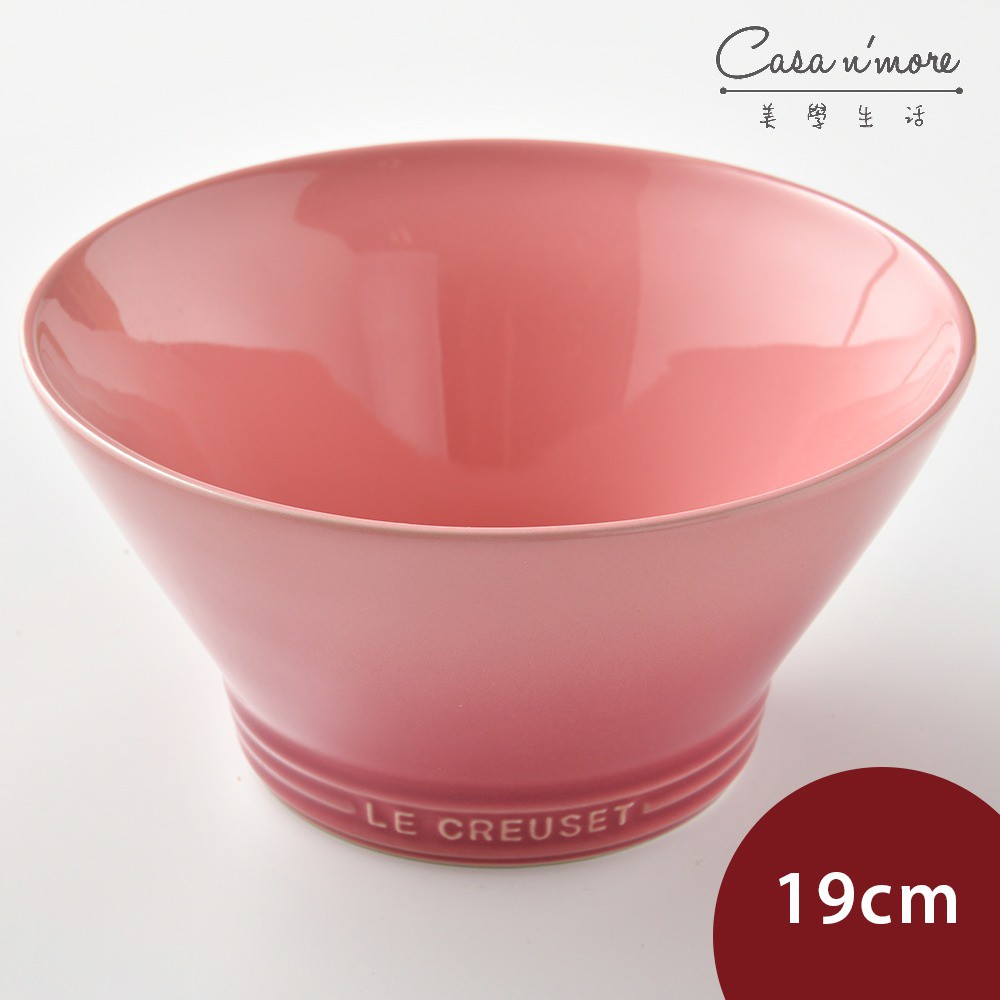 商品簡述1.台灣 Le Creuset 總代理商供貨2.適用盛裝大份量的菜餚3.盛裝拉麵、丼飯等料理商品介紹此款拉麵碗為琺瑯瓷器，經過1400°C高溫燒製，氣孔密度低，吸水率低，表面細緻光滑，清洗十分