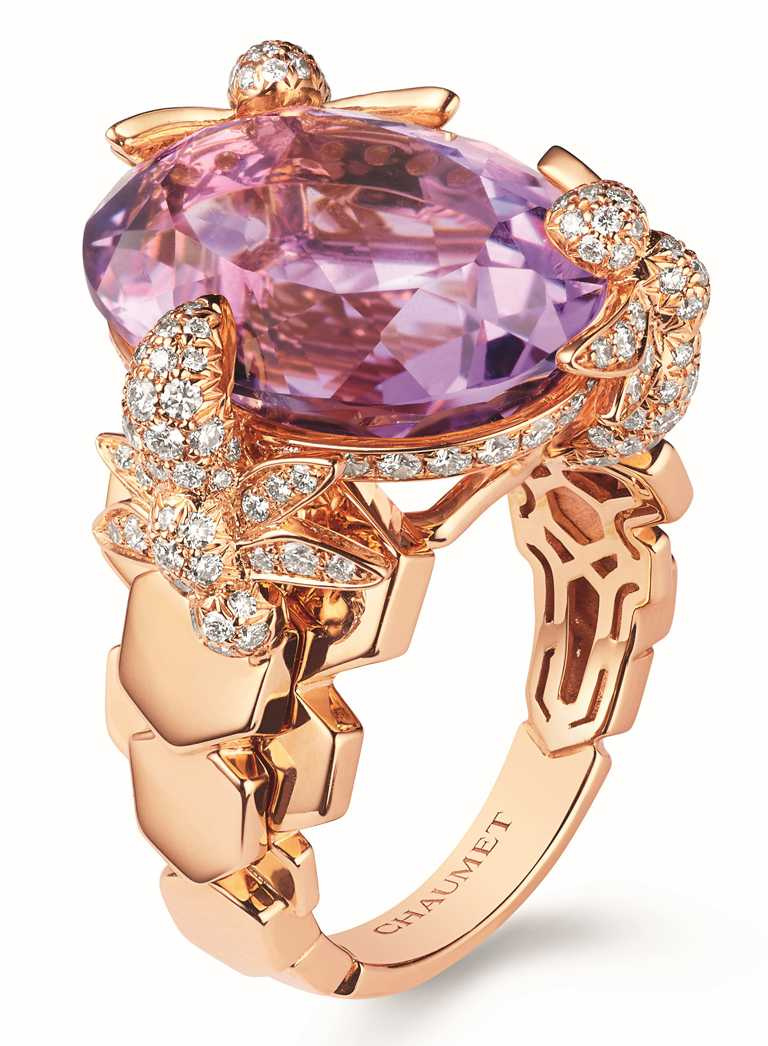 CHAUMET「Bee My Love系列」18K玫瑰金紫水晶雞尾酒戒╱546,000元。（圖╱CHAUMET提供）