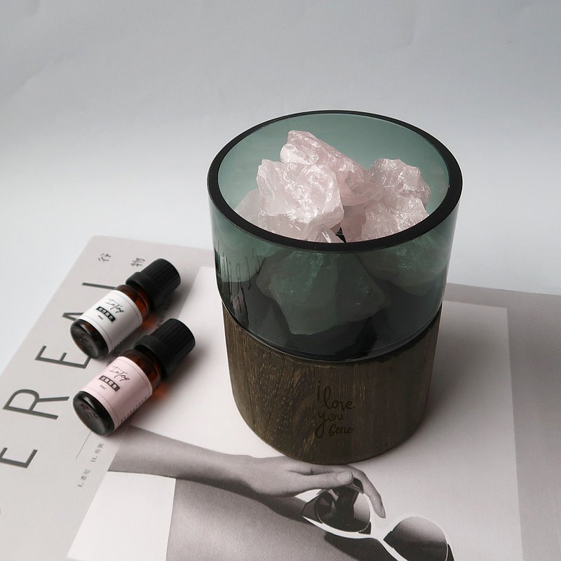 ★玻璃木質香芬瓶尺寸 / 高13cm，底直徑9cm ★擴香芬 / 淡雅櫻香、薑心比心、依戀薰衣、檀香唯詩、柔白麝香、寄情物語 ★水晶顏色 / 白水晶、粉水晶、黃水晶、紫水晶、火山石 ★設計師愛用推薦款