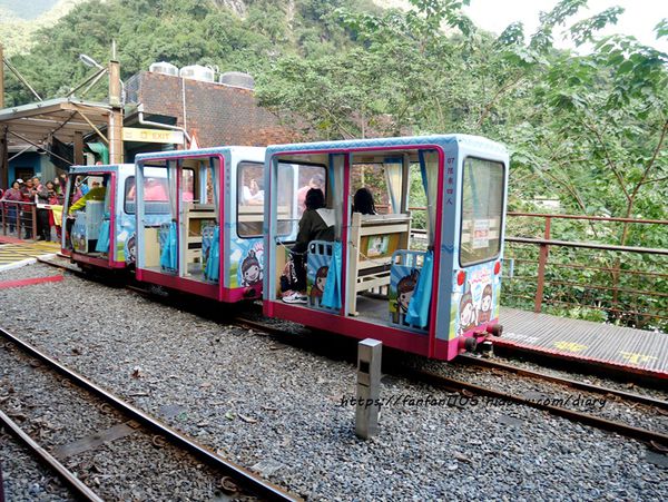 【烏來一日遊】#烏來老街 #必買伴手禮 #景麗特產行 #小米麻糬 #溫泉 #烏來台車 #瀑布 #烏來美食 #烏來景點 (41).JPG