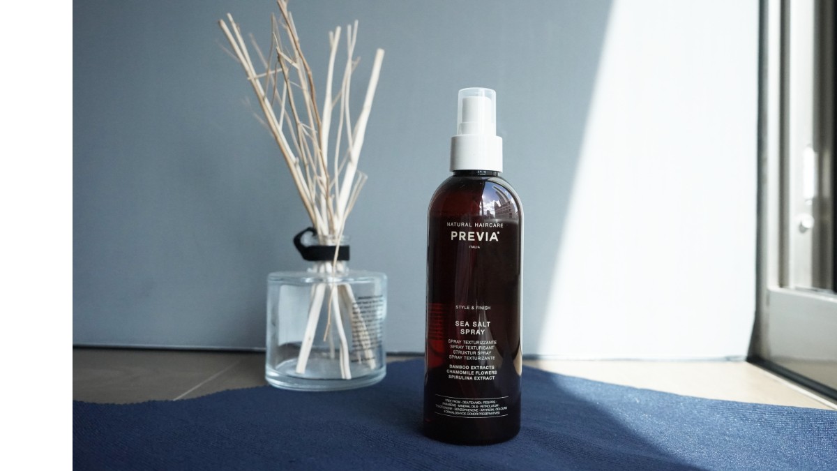 【 特別注意 】 付款方式僅限信用卡與 ATM 轉帳，此商品為獨立倉庫出貨，配送時間約 5-7 工作天 賦予頭髮海灘感造型的質地噴霧，營造出未梳理捲髮的狂野造型，屬輕度定型產品。 生物液化／毛蕊花植物