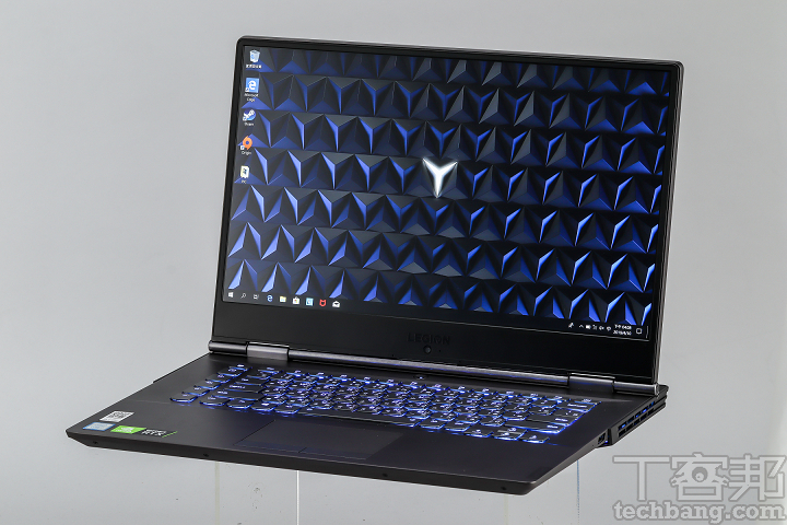 簡潔俐落的商務風外型－與市面上華麗的電競筆電不同，Y740 仍以簡潔設計，吸引低調卻期帶有高效能的玩家。