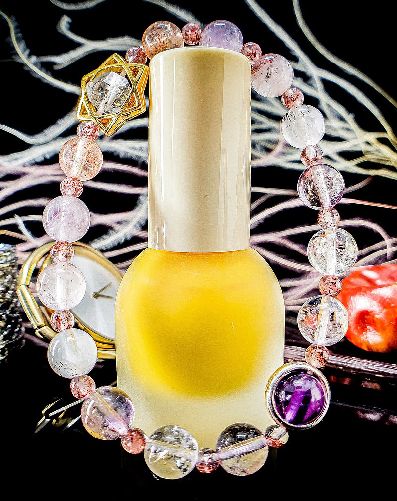 善良又調皮的小精靈富有很多想法再加上一點點的搗蛋調皮，來豐富世界更加有趣及美好。