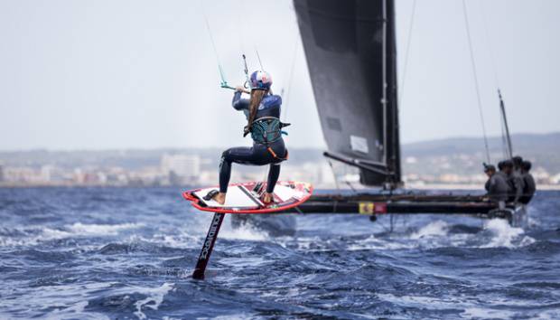 Mengenal Atlet Kitesurfing Cantik, Gisela Pulido