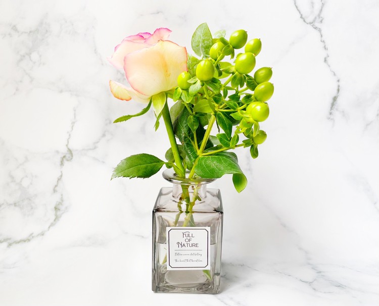 セリア 花瓶がじつはおしゃれで使える テーブル映え 壁映え 花瓶以外のアレンジも