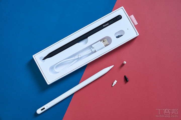 白色的 Penoval AX 會搭配白色筆尖，黑色 Penoval AX 搭配黑色筆尖，此圖為我們將兩款放在一起拍攝。