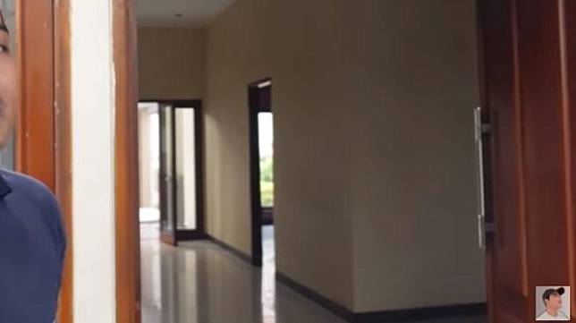 Potret rumah baru Arya Saloka. (YouTube/Sing Kye)