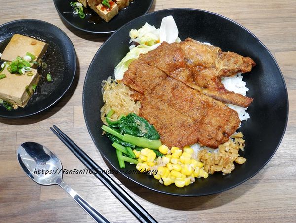 【士林便當】梁社漢排骨-士林店 #排骨飯 #雞腿飯 #士林美食 #士林便當外送 必點超厚實排骨飯 (11).JPG