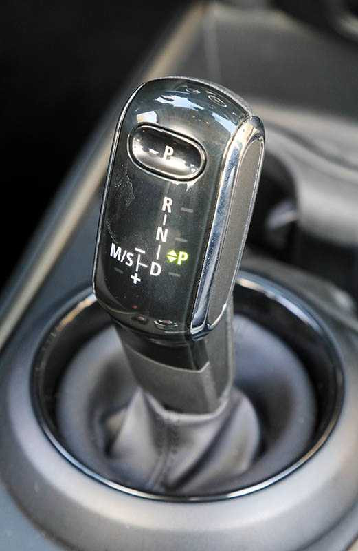 更換為7速變速箱後，排檔桿也改為電子線傳式。（圖／馬景平攝）